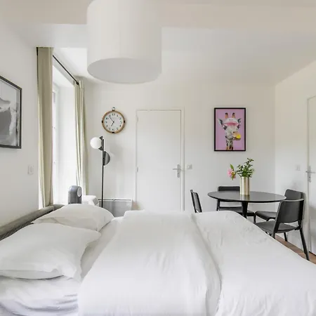 Light-filled Retreat In Historical Appartamento Parigi