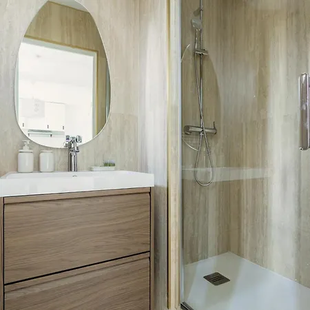Light-filled Retreat In Historical Appartamento Parigi