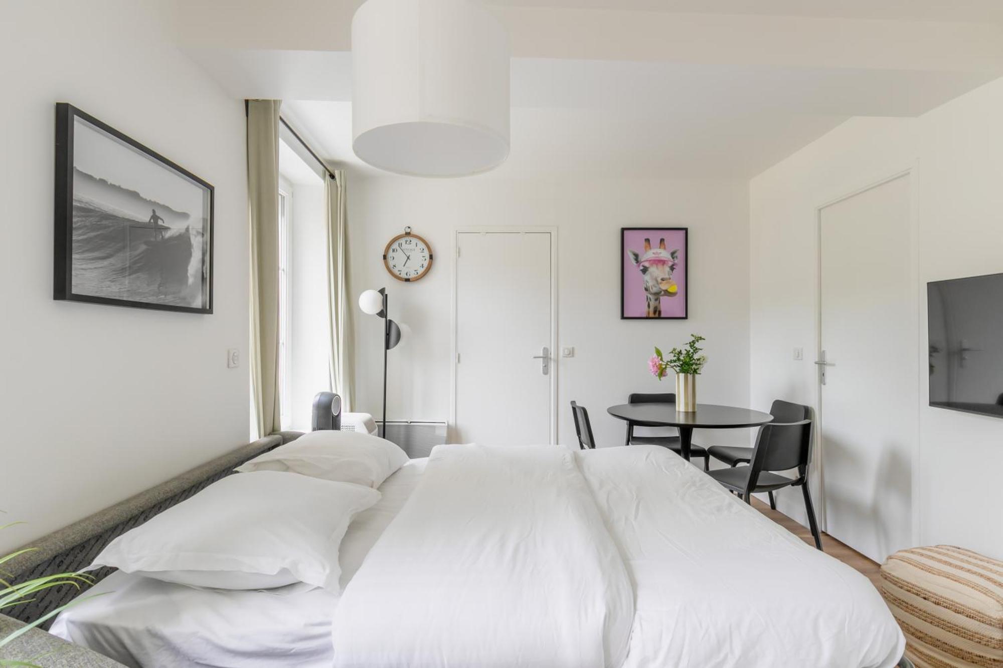 Light-filled Retreat In Historical Appartamento Parigi